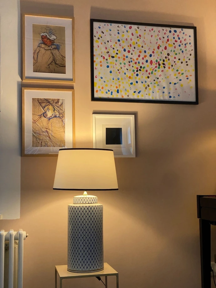 Moderne Tischlampe mit warmem Licht und Goldakzenten