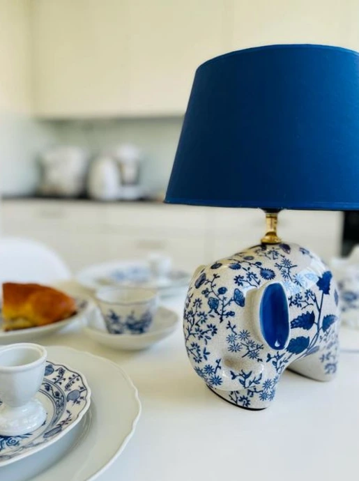 Blau-weiße Keramikelefant im MAI Lampen Stil