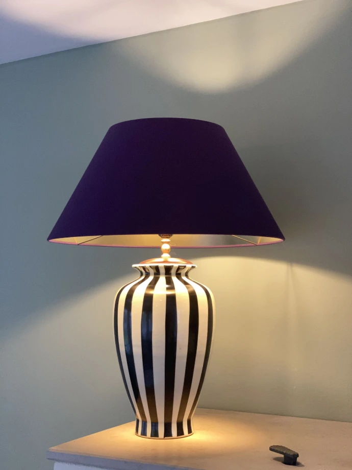 Schwarz-weiße Keramiklampe mit lila Stoffschirm