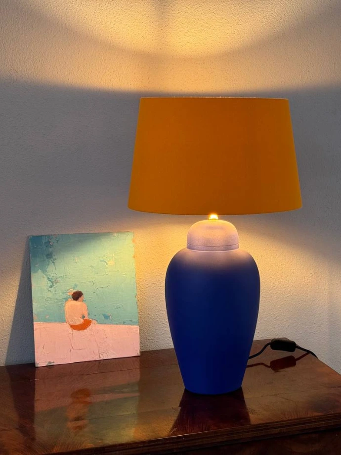 Moderne Keramiklampe mit orangefarbenem Schirm