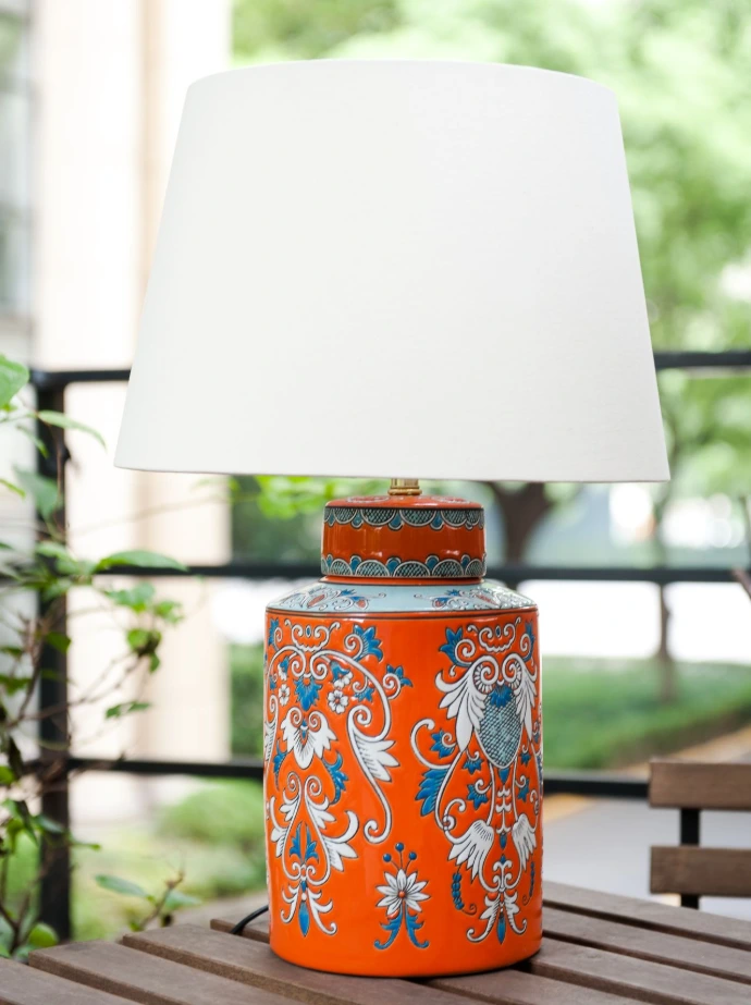 Keramiklampe mit floralem Schirm im Außenbereich