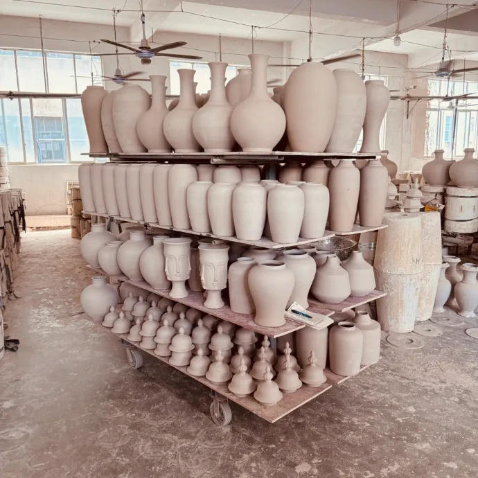 Handgefertigte Keramikvasen in Werkstattumgebung