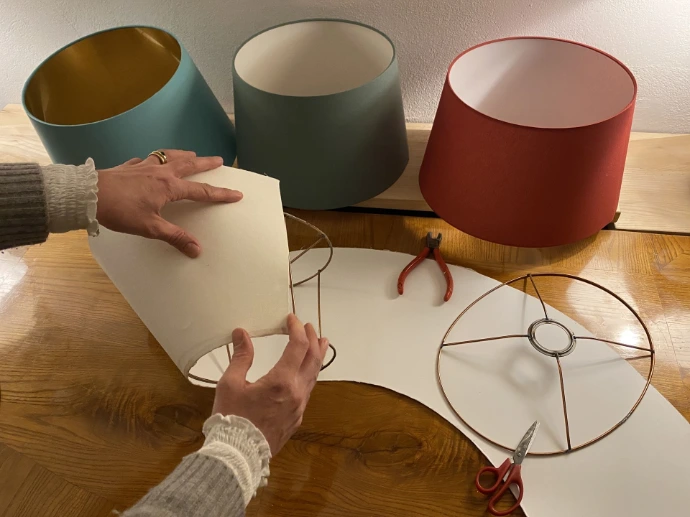 Handarbeit an maßgeschneiderten Lampenschirmen in der MAI Manufaktur